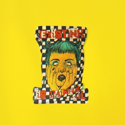 Pachetinho ilustrado com rapariga e texto em padrão xadrez.