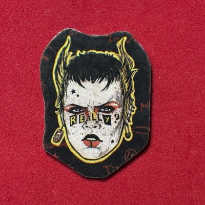 adesivo com rosto punk e palavra REALY?