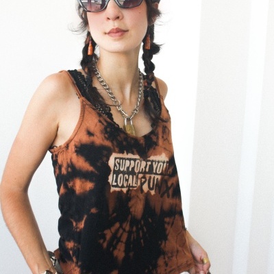Top tie-dye castanho e preto com texto SUPPORT YOUR LOCAL PUNX