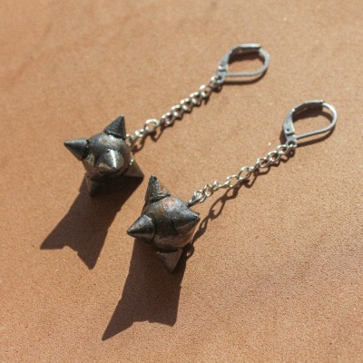 Brincos prateados com pingentes espinhosos e corrente