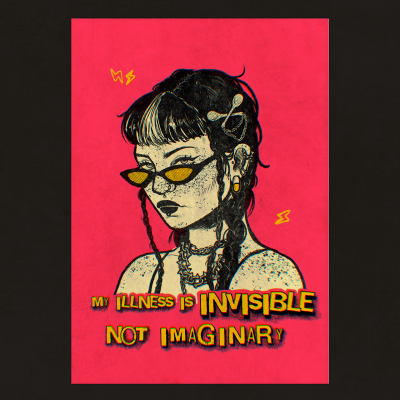 Ilustração de mulher com óculos amarelos e acessórios em fundo rosa com texto