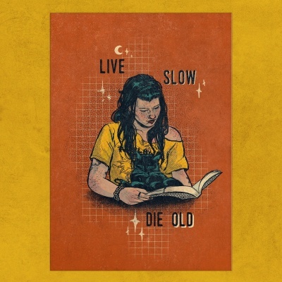 Mulher a ler com gato num livro e texto LIVE SLOW DIE OLD em fundo laranja