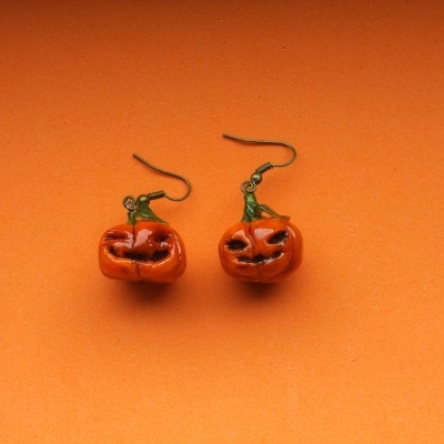 Brincos em forma de abóboras laranja com rosto sorridente
