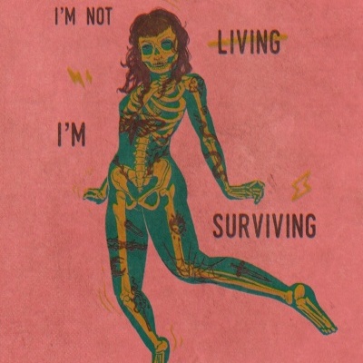 Ilustração de figura feminina com esqueleto e textos IM NOT LIVING IM SURVIVING