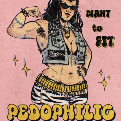 Ilustração de mulher com colete jeans, calças de zebra e texto em fundo rosa.