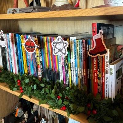 Prateleira de banda desenhada com decoração natalícia e livros diversos