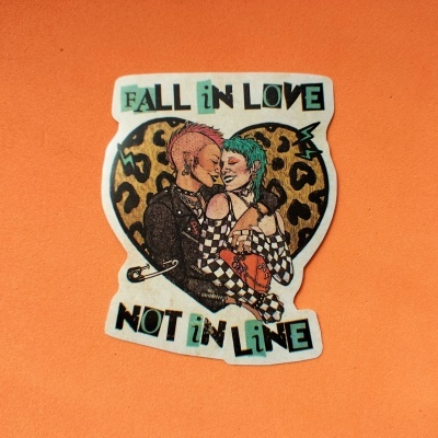 Adesivo colorido com ilustração e texto, sobre fundo laranja