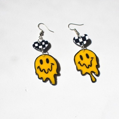 Brincos pendentes amarelos com coração xadrez preto e branco