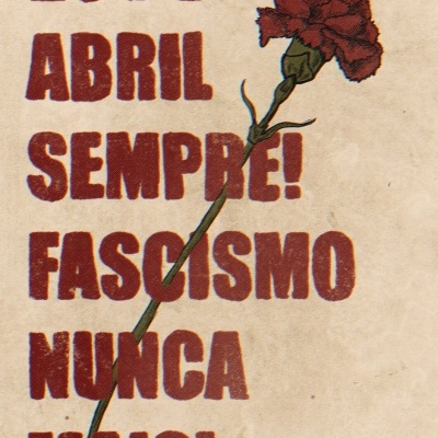 Texto vermelho com cravo vermelho em fundo bege texturizado