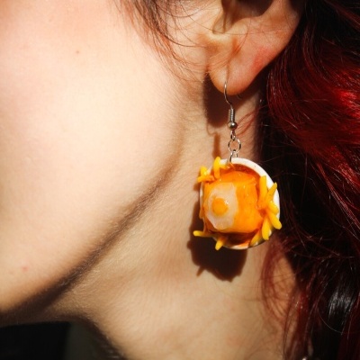 Brinco pendente colorido em forma de sushi em orelha feminina