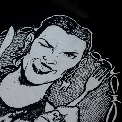 Ilustração preta e branca numa t-shirt preta com figura humana e talheres