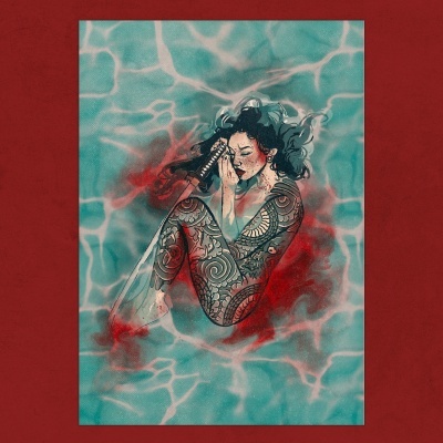 Mulher tatuada a flutuar em água azul com espada e manchas vermelhas