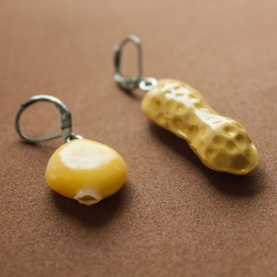 Brincos com pingentes de amendoim e milho amarelos com argolas prateadas