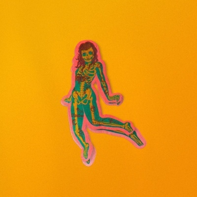 Adesivo de figura feminina esqueleto em fundo laranja