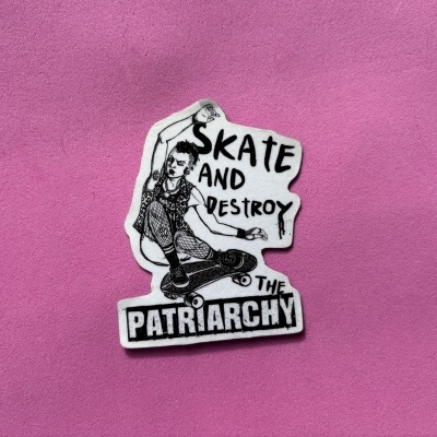Autocolante de pessoa punk em skate com texto sobre patriarcado em fundo rosa