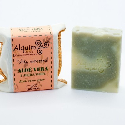 Sabonete artesanal Aloé Vera em embalagem de tecido com etiqueta cor de pêssego e sabonete verde ao lado