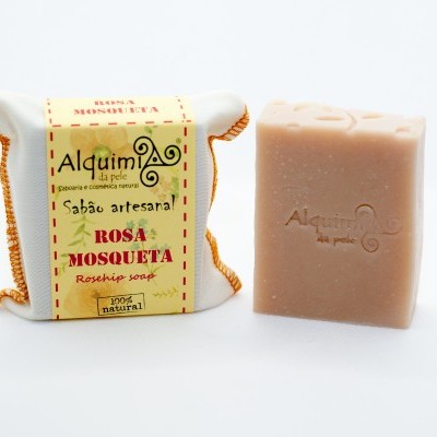 Sabonete artesanal rosa mosqueta Alquimia em embalagem de tecido e sabonete rosa claro