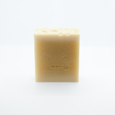 Sabonete quadrado bege claro com inscrição em relevo