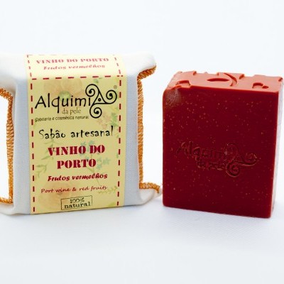 Sabonete artesanal Alquim com tema vinho do Porto em embalagem e sabonete vermelho