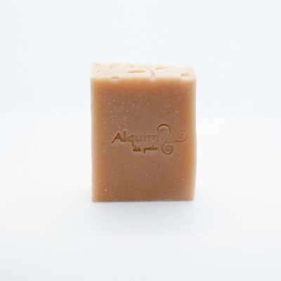 Sabonete bege com gravação da marca Alquim sobre fundo branco