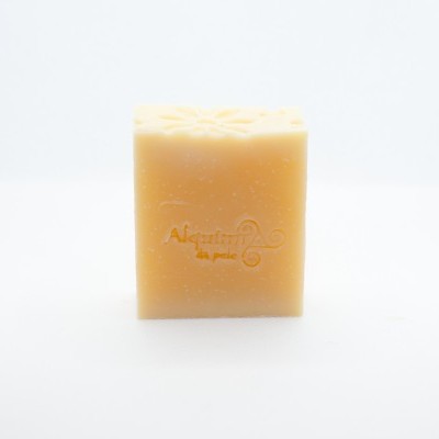 Sabão amarelo claro quadrado com inscrição e padrão floral