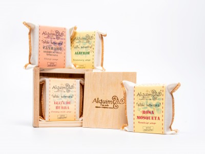 Conjunto de sabonetes artesanais Algum em embalagens de tecido e caixa de madeira
