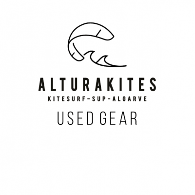 Logótipo ALTURAKITES com pipa de kitesurf e texto sobre kitesurf e SUP Algarve