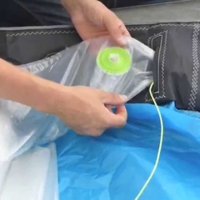 Pessoa a montar equipamento azul e preto com peça transparente e válvula verde