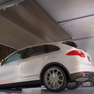 Carro SUV branco estacionado numa garagem com bicicleta ao fundo