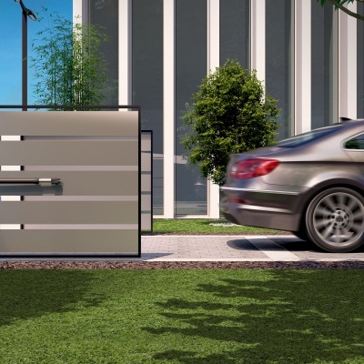 Portão automático de garagem cinza com carro e relvado