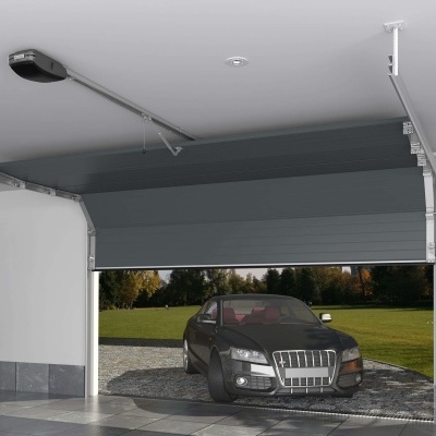 Garagem com porta automática cinzenta aberta e carro preto estacionado dentro