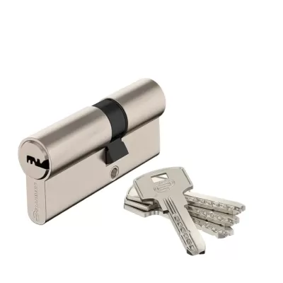 Cilindro de fechadura com chaves prateadas sobre fundo branco