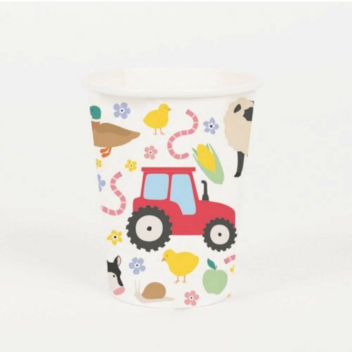 Copo de plástico branco com desenhos de trator, galinhas, ovelha e elementos de fazenda coloridos.