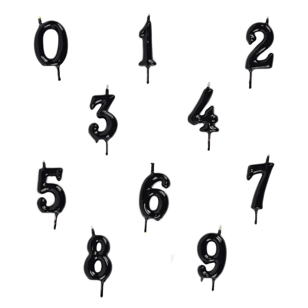 Velas pretas em forma de números de 0 a 9 em fundo branco