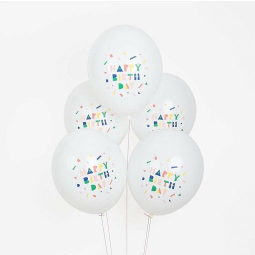 Cinco balões brancos com texto colorido 'HAPPY BIRTHDAY' e confetes coloridos
