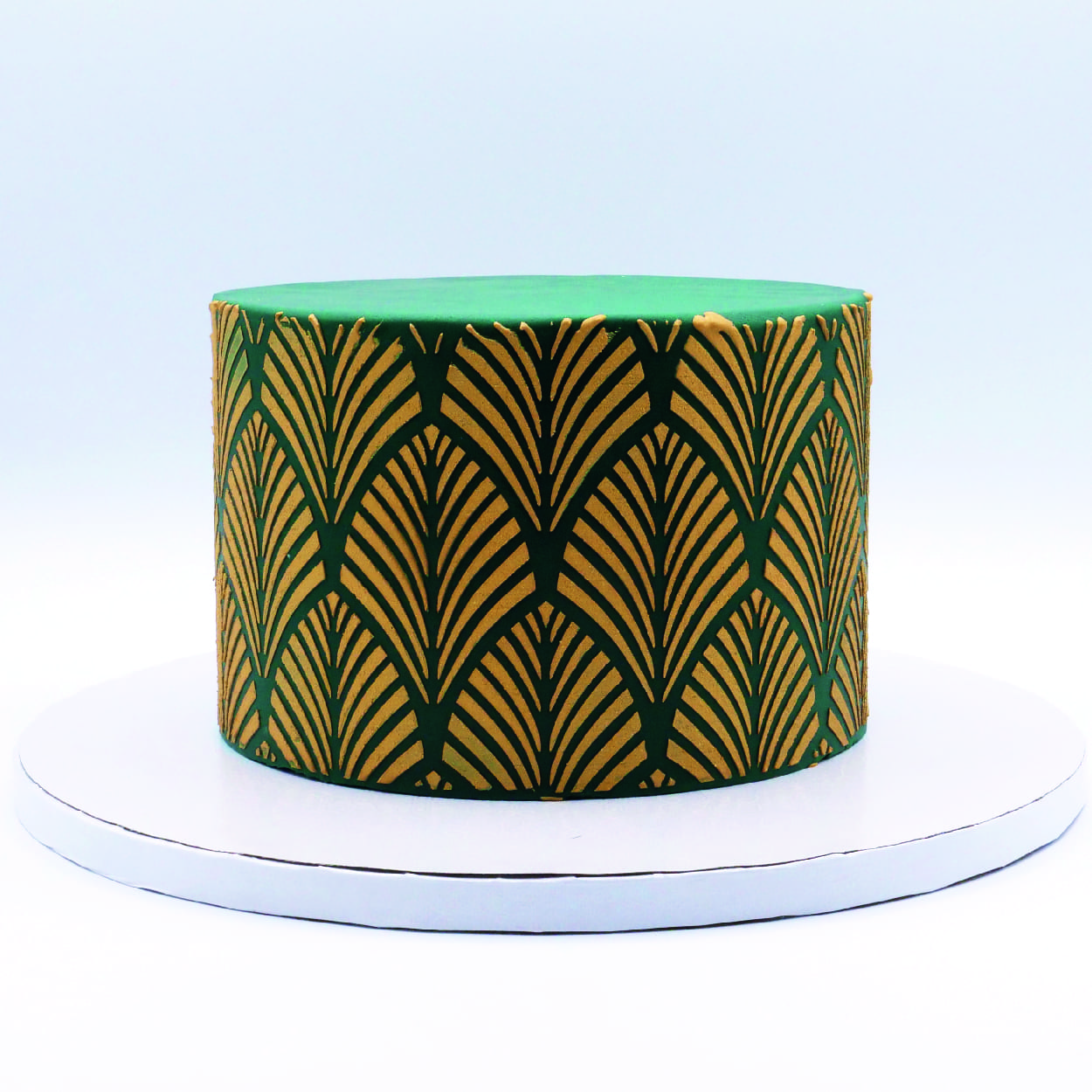 Stencil Ema Bolo redondo com padrão dourado e preto e cobertura verde