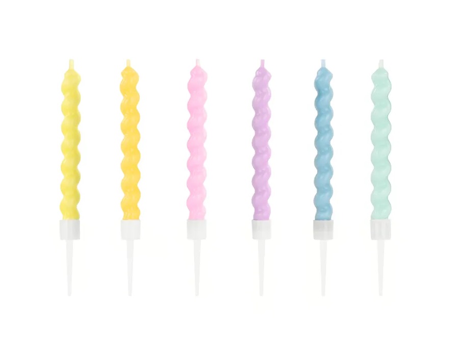 Seis velas giradas de cores pastel com suporte plástico branco