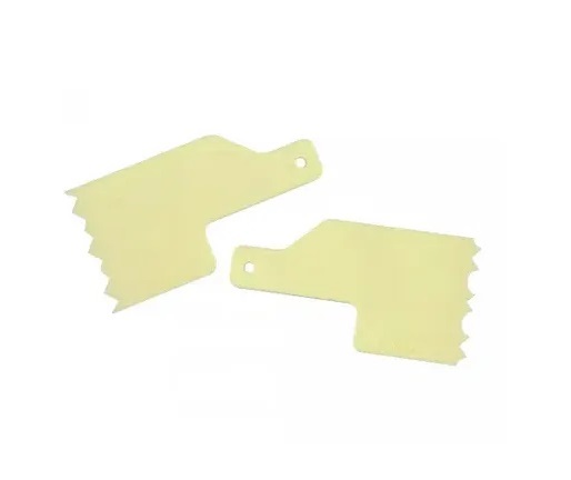 Duas espátulas de plástico amarelas com corte em zig zag e orifício no cabo