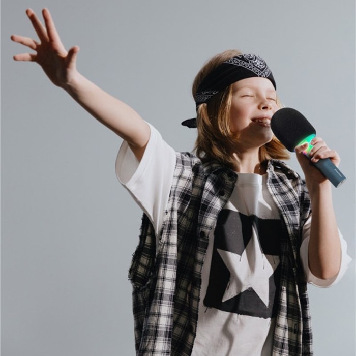 Microfone Karaoke – Kidymic Azul Criança a cantar com microfone e roupa estilo casual e bandana