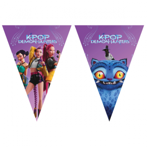 Bandeirolas triangulares roxas com personagens animados e texto K-POP DEMON HUNTERS.
