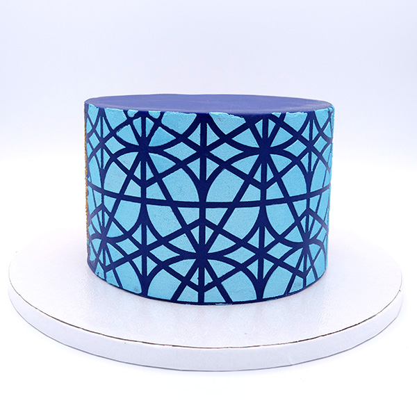 Stencil Vitória Bolo decorado com padrão geométrico azul e base branca