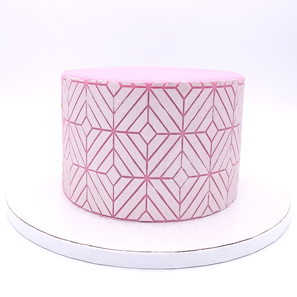 Stencil Amália Bolo redondo branco com padrão geométrico rosa