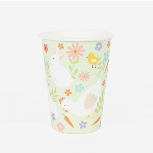 Copo de papel com ilustrações de coelhos, galinhas, pássaros, flores e cenouras