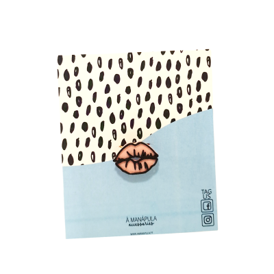 Broche forma de lábios com cartão azul e padrão de manchas pretas