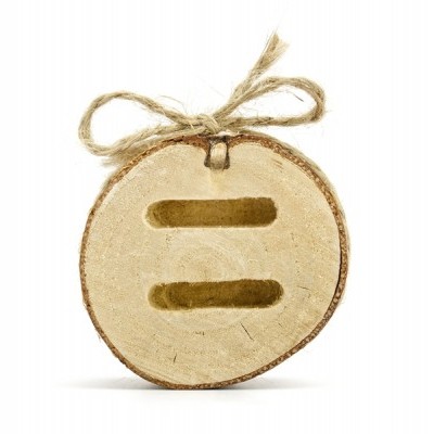 Relógio de parede redondo em madeira clara com entalhes e corda no topo