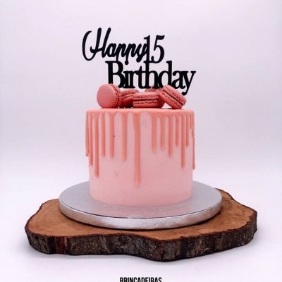 Bolo cor-de-rosa com macarons e topo de bolo 'Happy 15 Birthday'