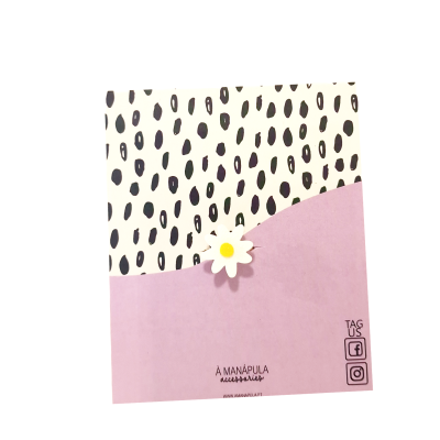 Brinco em forma de flor branca com centro amarelo em cartão de papel decorativo rosa e creme com manchas pretas