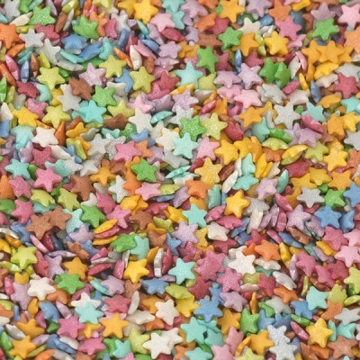 Confeitos coloridos em forma de estrelas