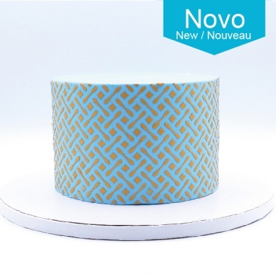 Rolo de fita adesiva com padrão geométrico azul claro e dourado e etiqueta azul com texto Novo New Nouveau