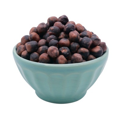 Tigela azul cheia de grão de bico preto